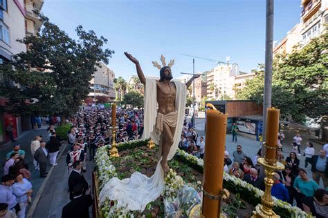 Imágenes procesionales del Resucitado durante la procesión nocturna