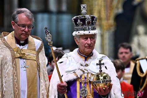 Corona y cetro simbólicos de Jesucristo Rey