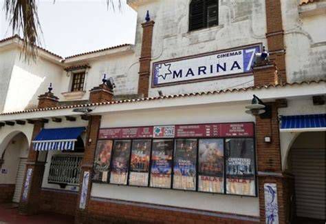 imagen de la fachada de Cines Imperial con cartelera