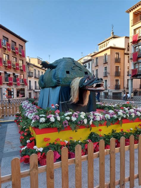 gigantones y tarasca en la procesión del Corpus Christi de Toledo