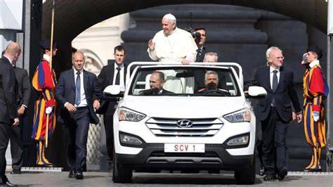 papamóvil con matrícula SCV 1