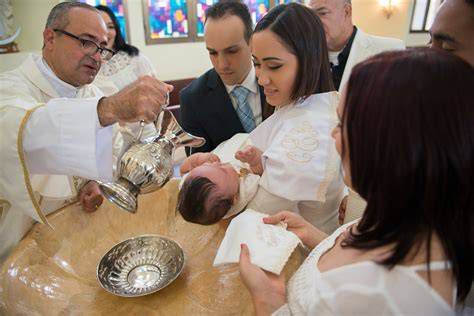 Imagen de la celebración festiva de un bautizo con música y familia