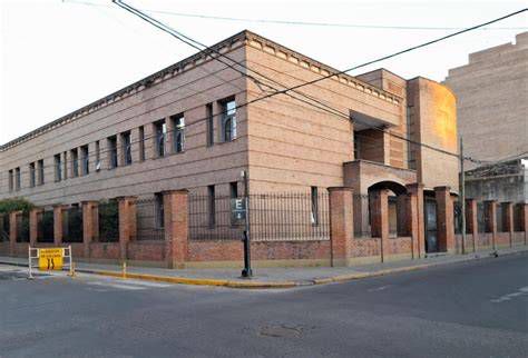 Seminario Nuestra Señora de Guadalupe en Denton: fachada neorrománica e interior de la iglesia