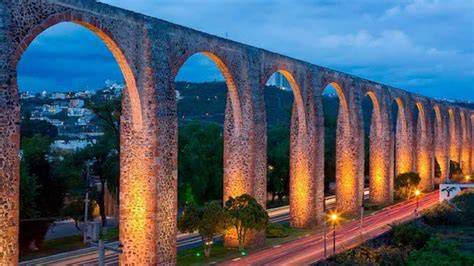 Foto del Acueducto Constitución e Inmaculada mostrando sus arcos de medio punto y canal de agua