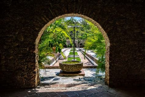 fachada e interior de la Hacienda San Juan Bautista, Taxco (vista del castillo y sistema hidráulico antiguo)