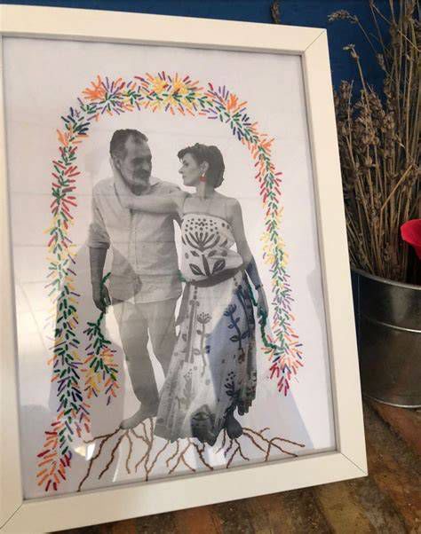 imagen con velas y una foto enmarcada de un padre