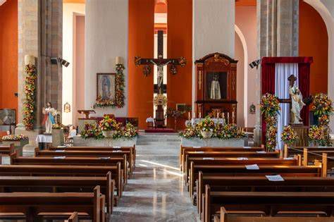 fachada y planta de la Parroquia del Sagrado Corazón de Los Palacios
