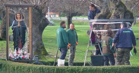 Peregrinos rezando ante el fresno de Prado Nuevo durante una celebración mensual
