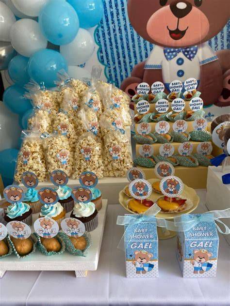 Mesa dulce decorada con ositos de peluche y dulces en tonos pastel