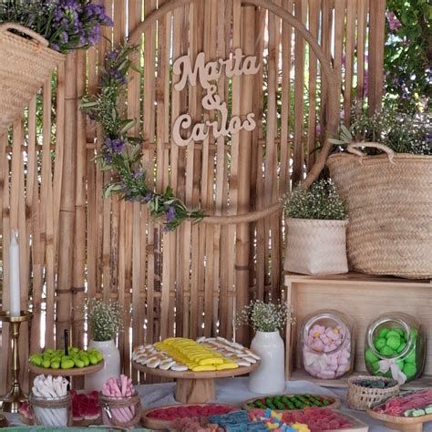 Mesa dulce rústica con elementos naturales, tarros de cristal y flores