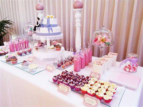 Ejemplo de mesa dulce elegante combinando alturas y flores naturales