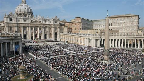 multitud en Plaza de San Pedro tras anuncio de la muerte