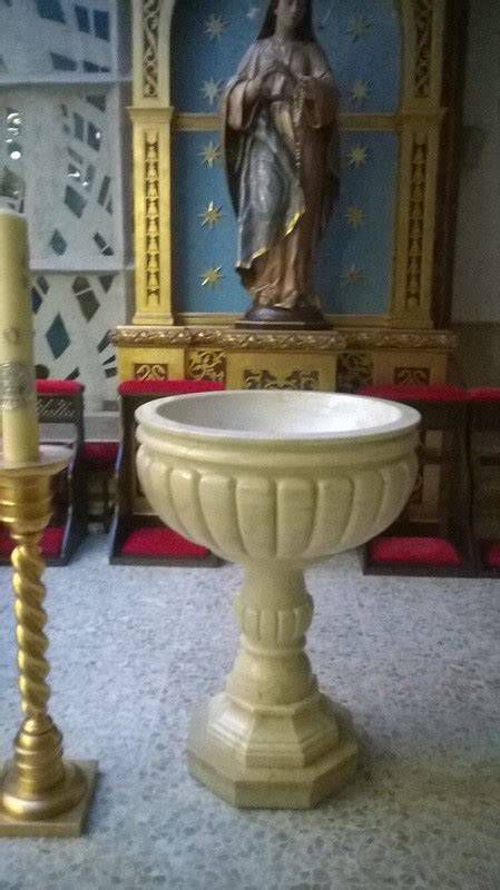 pila bautismal en iglesia