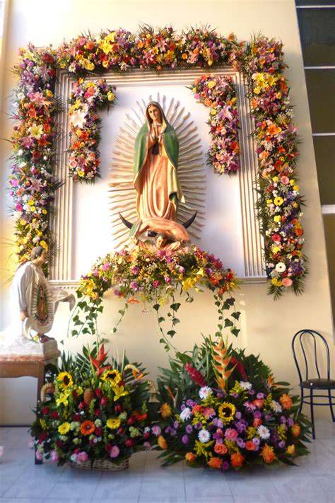 Virgen de Guadalupe en su altar con flores