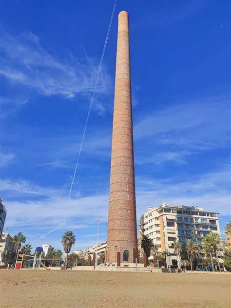 torre Mónica chimenea de Los Guindos vista exterior y detalle de ladrillo refractario