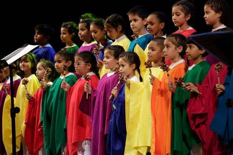 coro de niños en el colegio Ángel de la Guarda, ensayo al aire libre
