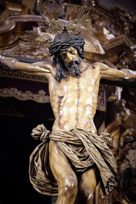 Fotografía del paso procesional del Santísimo Cristo de las Ánimas con detalle del templete frontal
