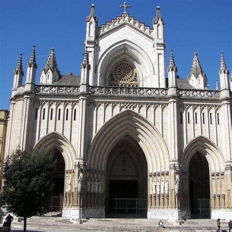 Fachada neogótica de la Catedral de María Inmaculada frente al Parque de la Florida