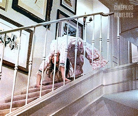 Regan descendiendo las escaleras - escena 