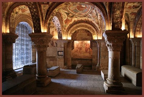 vista del scriptorium de la Colegiata de San Isidoro y la réplica del crucifijo