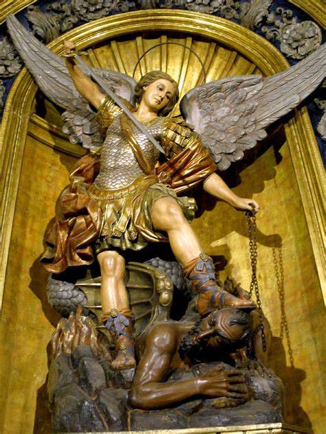 Estatua del Arcángel San Miguel en la Loma Alto de Reyes