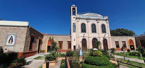 Vista exterior de la Parroquia Corazón de Jesús en Alcosa