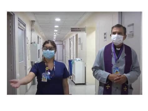 Sacerdote dando asistencia espiritual en habitación de hospital
