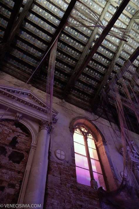 Interior de la iglesia de Val Verde: techo en forma de casco de barco con estrellas doradas
