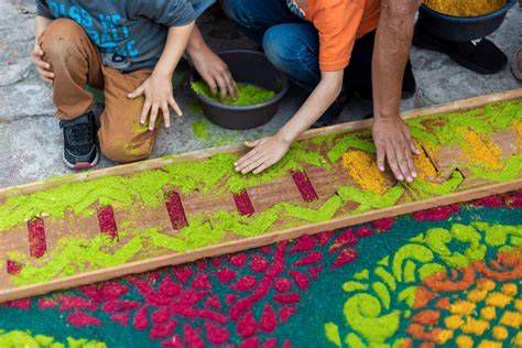Proceso de creación de las alfombras de serrín en Aguaviva
