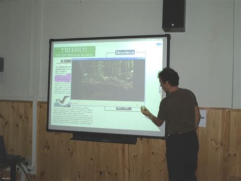 clase de inglés con auxiliar nativo y pizarra digital