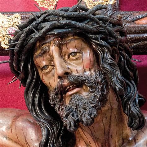 Detalle del rostro del Cristo de la Buena Muerte mostrando la policromía y la corona de espinas