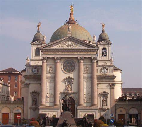 Basílica de María Auxiliadora en Turín - vista frontal y plano