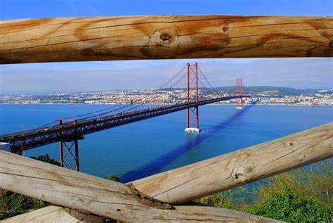 vista panorámica desde la terraza del Cristo Rei con el puente 25 de Abril y Lisboa al fondo