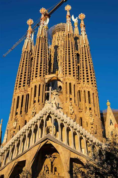 Fachada de la Parroquia Sagrada Familia en Almenara