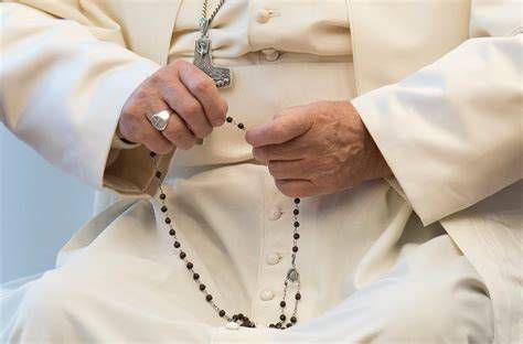 Papa Francisco rezando el Rosario