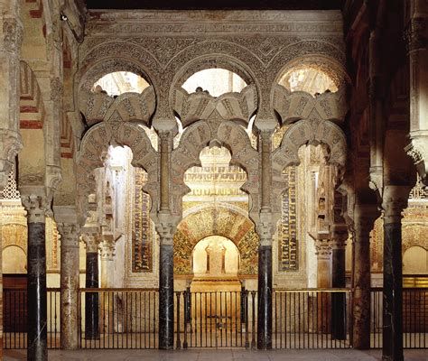 Arco del mihrab y decoración de ataurique en Santa María la Mayor