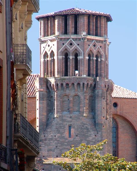 Fachada renacentista y torre campanario de ladrillo visto