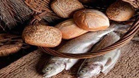 Detalle de los relieves cerámicos con panes y peces en la Capilla del Santísimo
