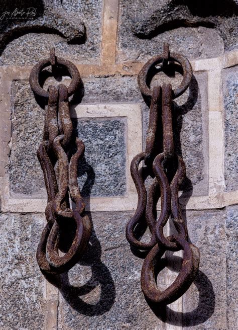 Detalle de las cadenas sobre cojín rojo en la Capilla de San Agustín, Roncesvalles