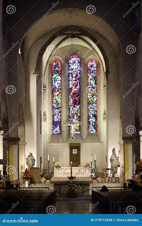 Interior de la basílica: altar y vidrieras