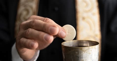 Oración y adoración en la elevación de la hostia y el cáliz durante la consagración