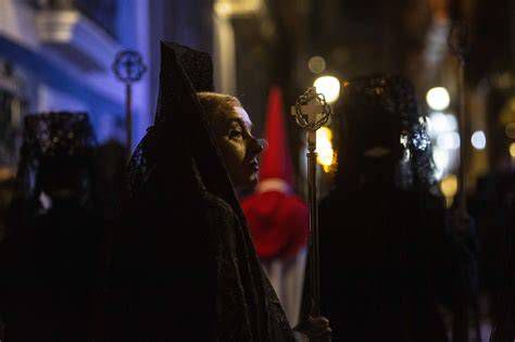 Procesión nocturna por las calles de Santa Fe con el Cristo de la Salud