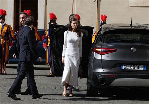 Reina Letizia en audiencia papal con vestido blanco
