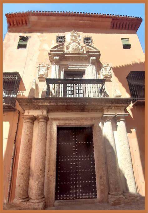 Portada manierista del Hospital de la Resurrección - detalle del entablamento con triglifos y rosetas