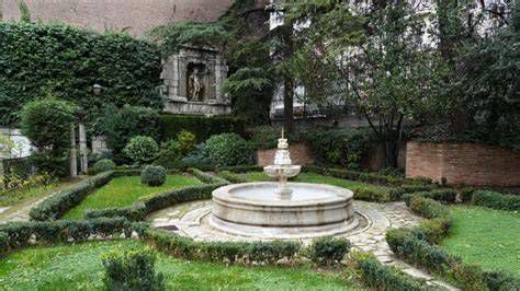 Jardín del Museo Casa de Cervantes con la portada del Hospital de la Resurrección