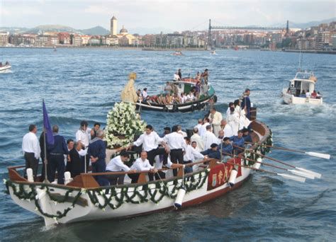 Procesión marítima tradicional de la Virgen del Carmen en Santurtzi