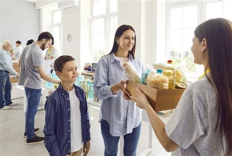 voluntariado atendiendo a personas necesitadas