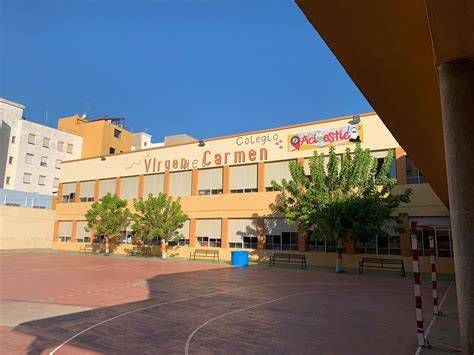 Fachada del Colegio Virgen del Carmen en Avenida de la Reconquista