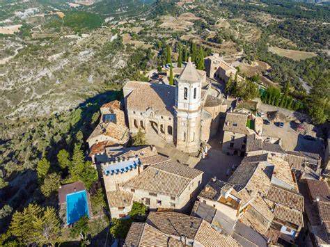 Panorámica de la Catedral de Roda de Isábena y su entorno montañoso