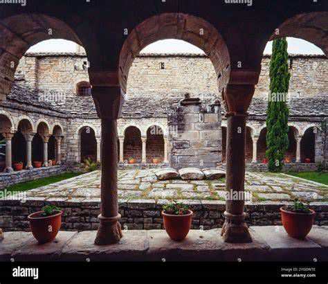 Claustro románico de la Catedral de Roda de Isábena, con arcos de medio punto y capiteles decorados